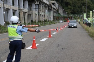 交通指導所に車を誘導する