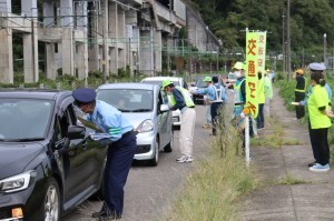 啓発品を配る指導員たち