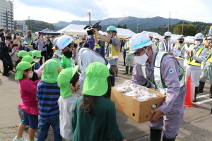 リースを事業者に渡す園児