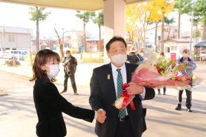 林茂男市長再選登庁の様子1