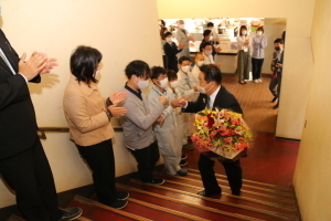 職員などに迎えられる林市長