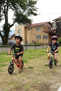 ストライダーに乗る園児