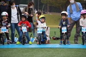 レース開始を待つランニングバイク選手