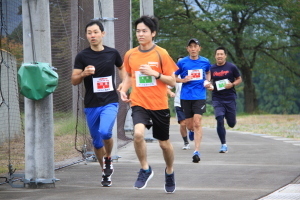 スタジアム外周を走る選手たち