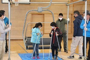 実際にスキーの搬器に乗ろうとする児童たち