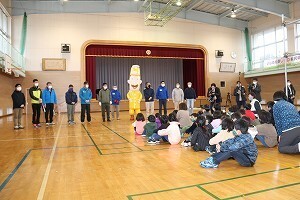 新潟県スキー場協議会のみなさんにお礼をいう児童たち