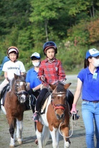 乗馬を体験する児童
