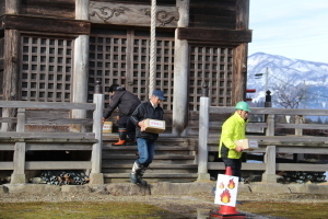 火災を想定して文化財の搬出をする地域の住民たち