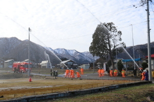 一斉消化をする消防職員と消防団員たち