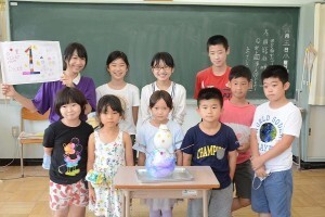 飾り付けた雪と江戸川区の小学生たち