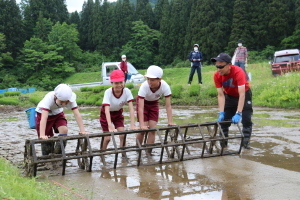 木の枠で印をつける児童