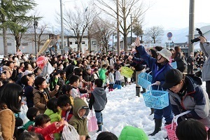 子ども福餅まきに集まるたくさんの子どもたち