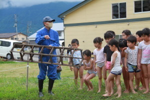 田植えの説明を聞く園児