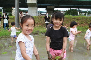 泥だらけになりながらも楽しそうな園児