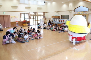 食について学ぶ園児