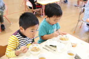 給食を食べる園児