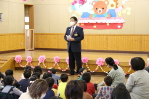 入園式で式辞を述べる市長