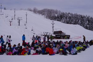 五日町スキー場に集合する児童たち