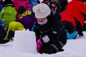 雪灯籠などを作る児童