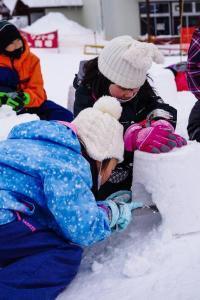 真剣に雪像を作る児童たち
