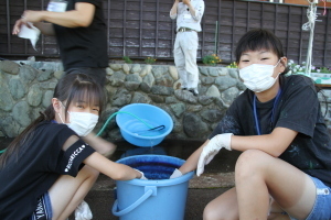 藍染をする小学生