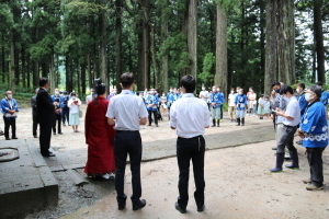 祭り関係者と司会をする市役所職員