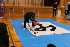 書家による大書のデモンストレーション