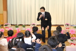 下長崎保育園で園児に励ましの言葉を贈る林市長
