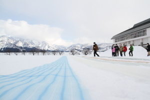 雪原に置かれた越後上布