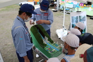 土石流の模型を使って勉強する児童