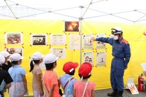 消防士からの説明を受ける児童