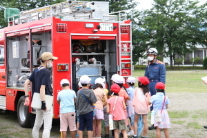 消防車両を見学する児童