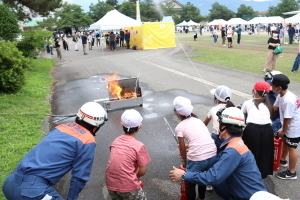 消火訓練を行う児童