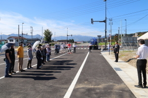 市長のあいさつを聞く参加者