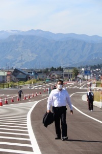 バイパスを歩く市長