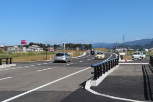 供用開始され、行きかう車