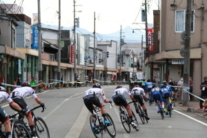 街中を疾走する選手その2