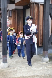 牧之通りを歩く一日消防所長と園児たち