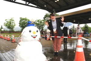 セレブレーション会場に作られた雪だるまとツネイさん