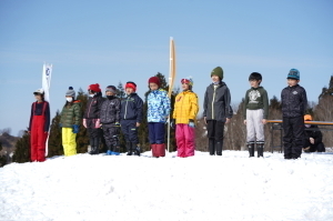 雪のステージで発表会をする児童