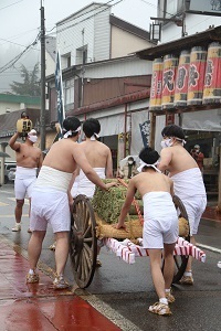 福餅運搬の様子