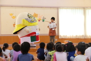 食育の話をする栄養士とこめつぐ君