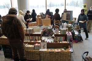 雪見展の一箱古本市で本を選ぶ人たち