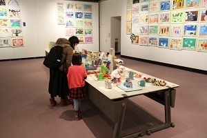 美術館の展示物を見学する人たち