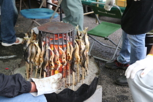 屋台で焼かれているたくさんの鮎