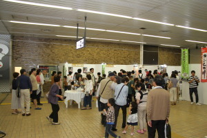 にぎわう浦佐駅構内