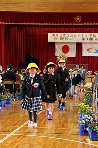 会場から退場する新一年生たち