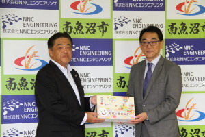 神谷社長からお米のおもちゃを受け取る市長の写真