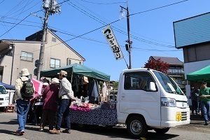 軽トラックで品物を販売する様子