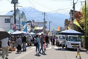 多くの来場者でにぎわうつむぎ通り